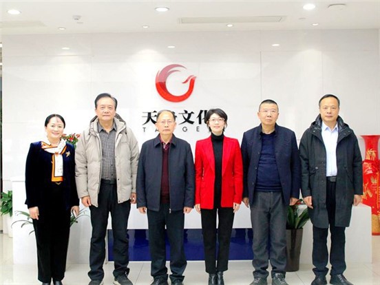 省委宣传部原副部长、省文化创意产业协会会长杨金鸢一行调研PG娱乐文化